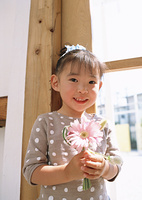 花束を持つ女の子 の画像素材 写真素材ならイメージナビ