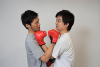 クッションの上からお腹を殴る女性 の画像素材 写真素材ならイメージナビ