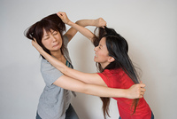 クッションの上からお腹を殴る女性 の画像素材 写真素材ならイメージナビ