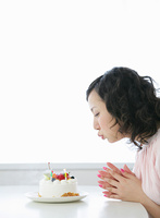 ろうそくの火を吹き消す女の子 の画像素材 写真素材ならイメージナビ
