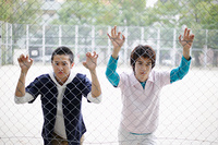 フェンスにもたれる男性の後ろ姿 の画像素材 写真素材ならイメージナビ