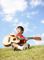 ギターを弾く男の子 の画像素材 写真素材ならイメージナビ