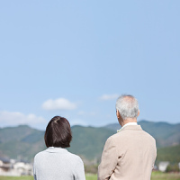 夫婦の後ろ姿 の画像素材 写真素材ならイメージナビ