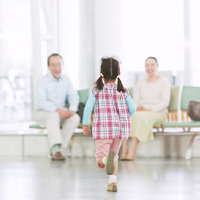 走る女の子の後ろ姿 の画像素材 写真素材ならイメージナビ