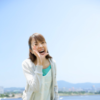 口元に手を当てて叫ぶ女性 の画像素材 写真素材ならイメージナビ