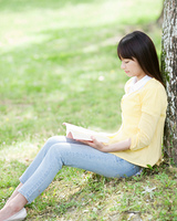 木陰に座って本を読む女性 の画像素材 写真素材ならイメージナビ