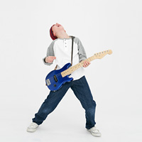 ギターを弾く少年 の画像素材 写真素材ならイメージナビ