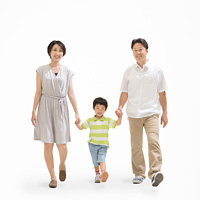 車のトランクに乗る日本人家族 の画像素材 写真素材ならイメージナビ