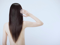 髪の長い女性の後姿 の画像素材 写真素材ならイメージナビ