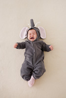 怪獣の着ぐるみを着た赤ちゃん の画像素材 写真素材ならイメージナビ