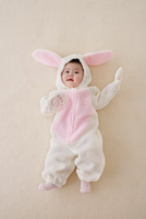 怪獣の着ぐるみを着た赤ちゃん の画像素材 写真素材ならイメージナビ