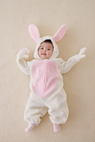 怪獣の着ぐるみを着た赤ちゃん の画像素材 写真素材ならイメージナビ