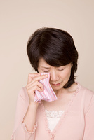 涙を拭う女性 の画像素材 写真素材ならイメージナビ