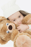 ぬいぐるみを抱く男の子 の画像素材 写真素材ならイメージナビ