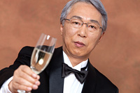 ビールで乾杯のポーズをするシニア男性 の画像素材 写真素材ならイメージナビ