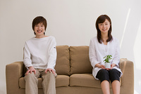 ソファーに座るカップル の画像素材 写真素材ならイメージナビ