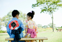 走る浴衣姿の男の子と女の子の後姿 の画像素材 写真素材ならイメージナビ 走る浴衣姿の男の子と女の子の後姿 の画像素材 写真素材ならイメージナビ