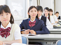 教室で勉強する中学生の授業風景 の画像素材 写真素材ならイメージナビ