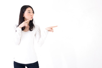 横を向いて祈るポーズをする女性 の画像素材 写真素材ならイメージナビ