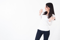 横を向いて祈るポーズをする女性 の画像素材 写真素材ならイメージナビ