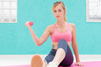 ダンベルを使って筋トレをする外国人女性 の画像素材 写真素材ならイメージナビ