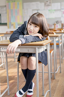 教室で机の上に座る女子高生 の画像素材 写真素材ならイメージナビ