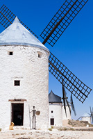 コンスエグラの風車とドンキホーテのオブジェ の画像素材 写真素材ならイメージナビ